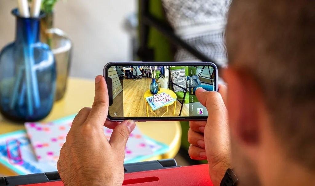 Використання надійного та доступного iPhone 11 для щоденної роботи та зв'язку
