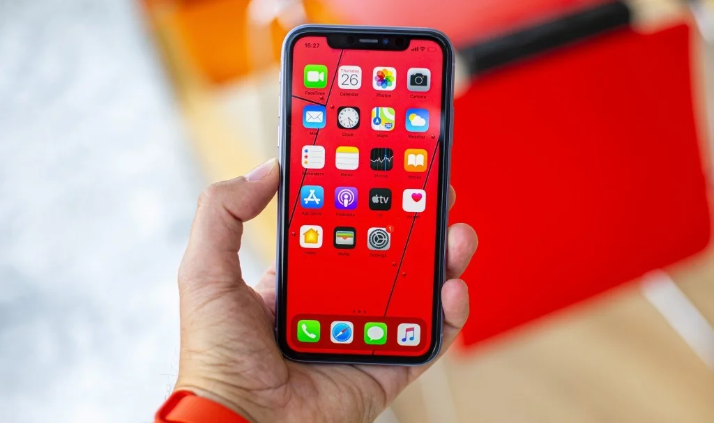 Практичні матеріали корпусу та міцна збірка базового смартфона iPhone 11
