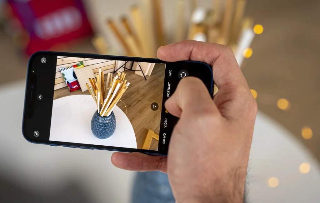 Використання легкого смартфона iPhone 12 у повсякденному житті
