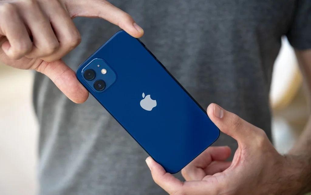 Практичний алюмінієвий корпус та пласкі грані базового iPhone 12