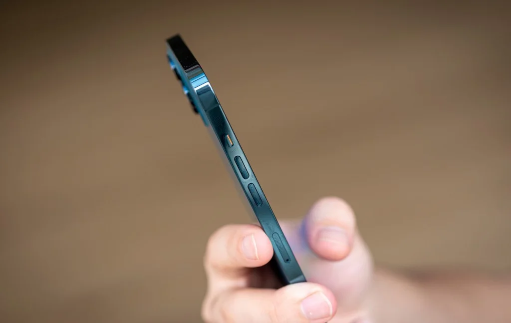 Надійні матеріали корпусу та сталеві грані смартфона iPhone 12 Pro Max