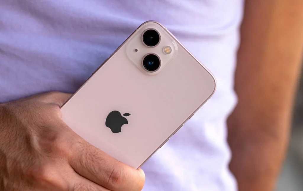 Елегантний, легкий та міцний алюмінієвий корпус Apple iPhone 13