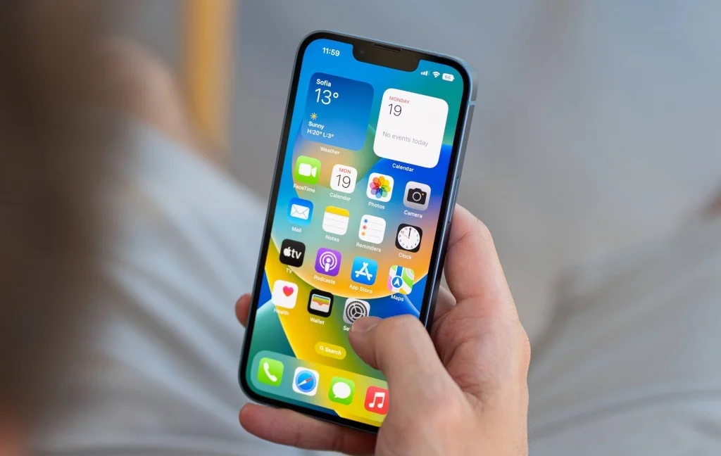 Використання компактного та зручного iPhone 14 у реальному повсякденному житті