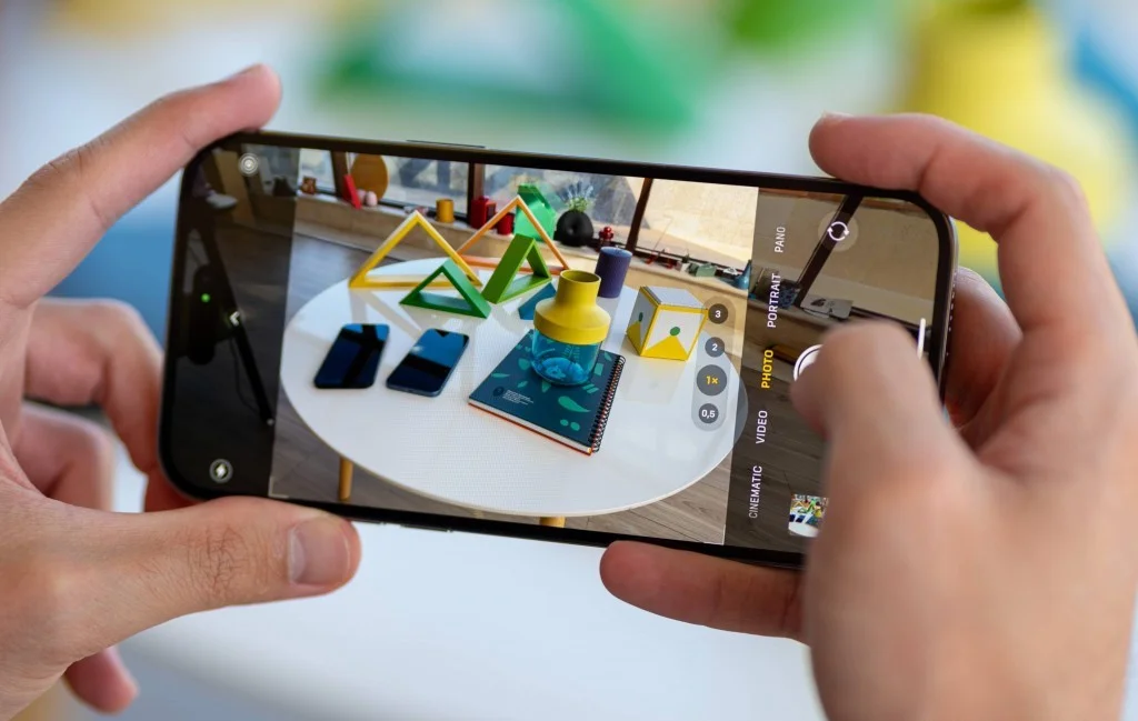 Професійне використання смартфона iPhone 14 Pro Max у щоденному житті