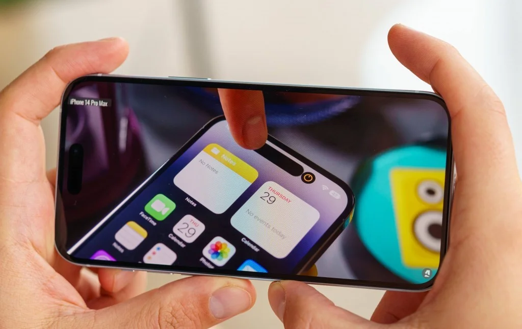 Використання Dynamic Island та камери на базовому iPhone 15