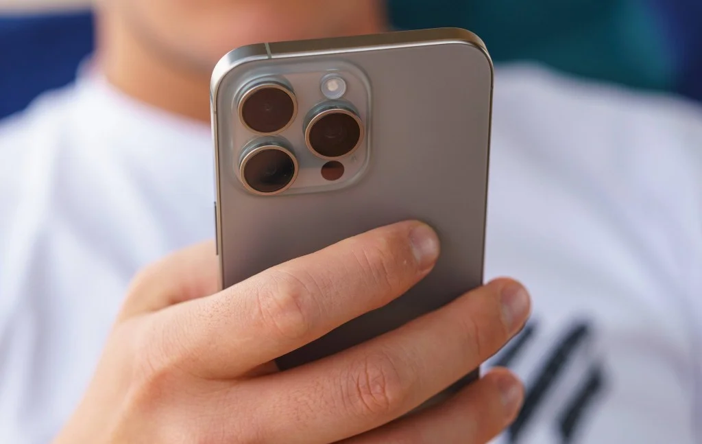 Використання компактного iPhone 15 Pro для зйомки портретів та роботи