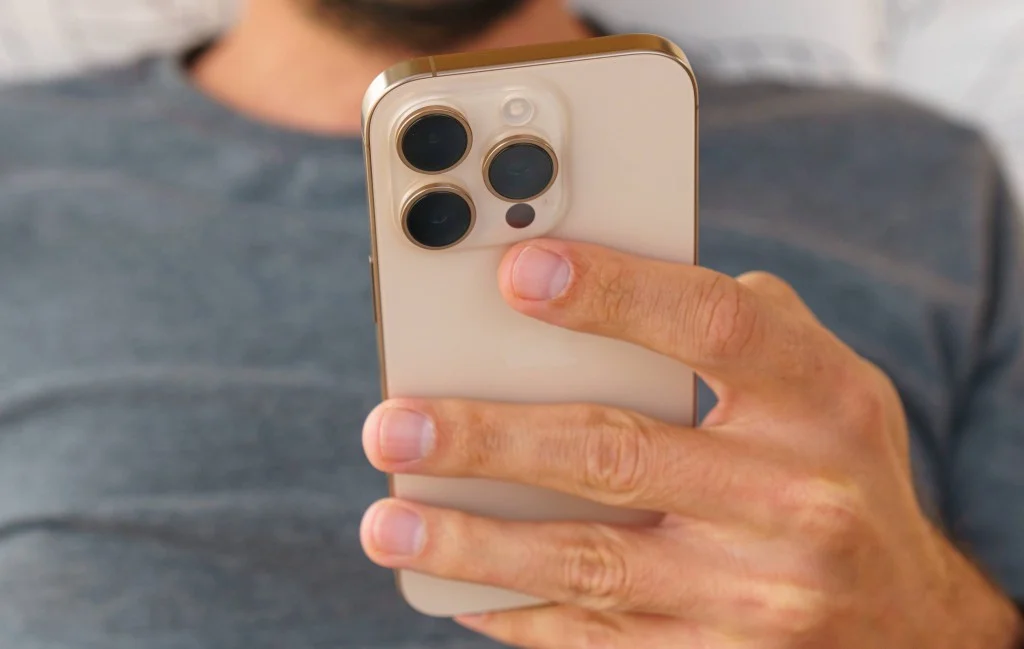 Використання смартфона iPhone 16 Pro для зйомки контенту