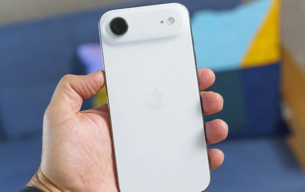 Задня панель iPhone 17 Air з однією камерою